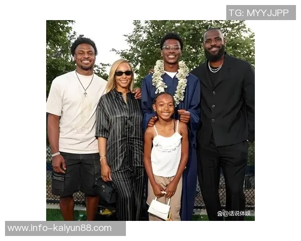 老父亲的骄傲詹姆斯分享多张身穿儿子布莱斯球衣观赛的温馨瞬间