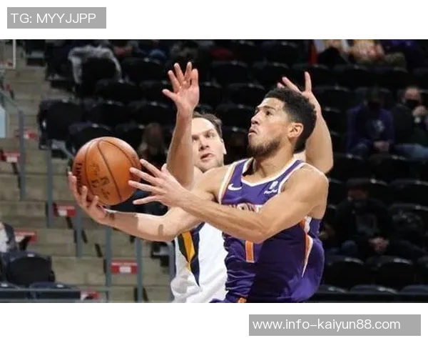 文班低位强攻遭布克防守犯规本场第4次犯规引发争议