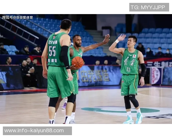 辽粤大战引发热议广东与辽宁的对决成为篮球盛宴的焦点 辽粤大战引发热议广东与辽宁的对决成为篮球盛宴的焦点