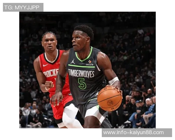 爱德华兹精彩突破拉杆换手上篮展现超强观赏性引发全场欢呼