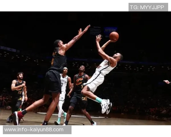 米切尔半场表现亮眼仅用16分钟砍下14分4助攻3抢断展现实力